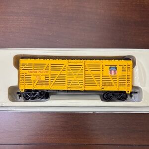 AHM Union Pacific HO Scale Yellow 5245-02 Cattle Car (New)